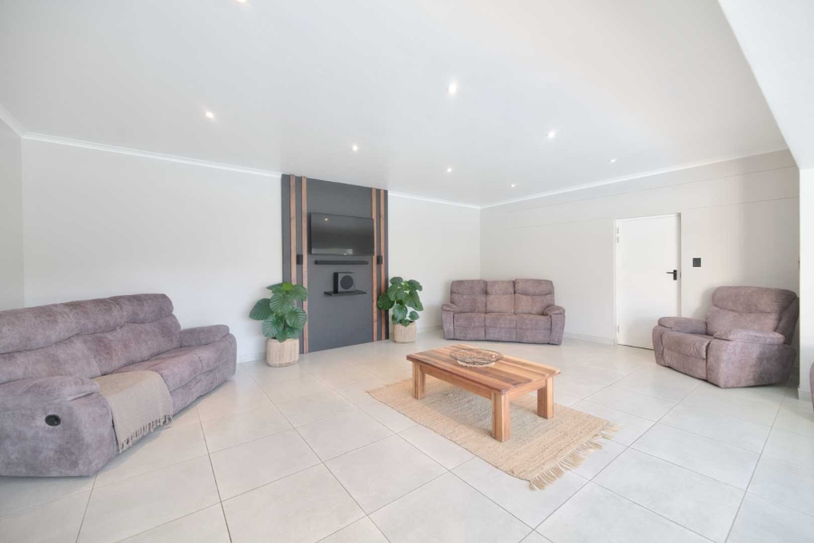 9 Bedroom Property for Sale in Westcliff Western Cape